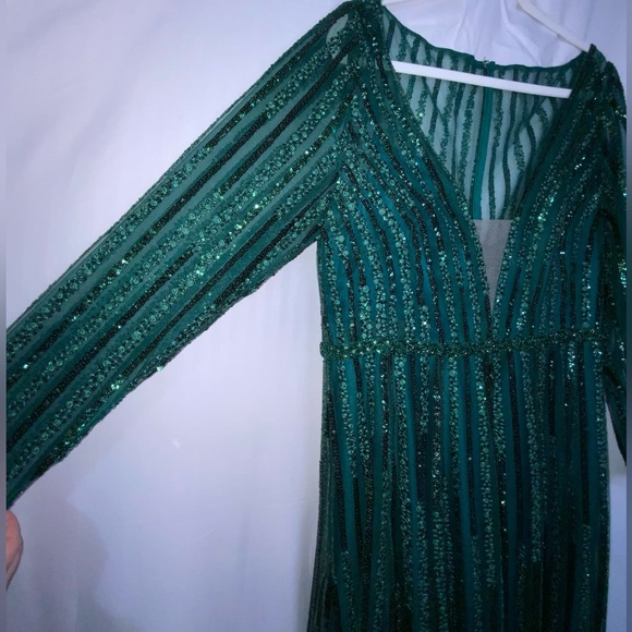 MAC DUGGAL Long Sleeve Sequin Emerald Green Gown - Picture 4 of 12